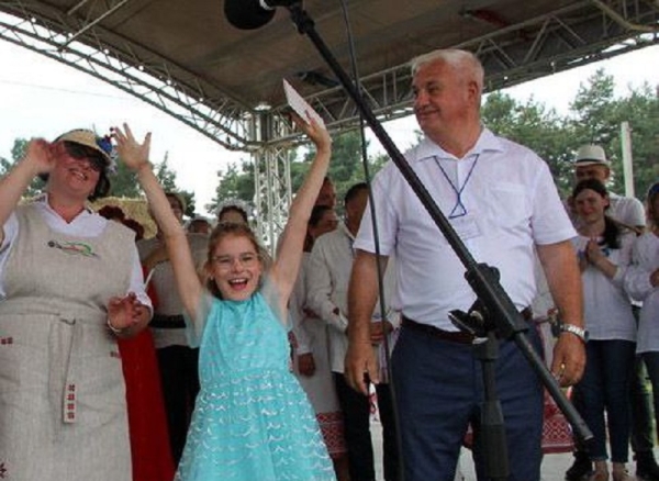 Дискотека, лазерное шоу, красочный фейерверк. Смотрите, как в Пинском районе прошел гастрономический и экологический фестиваль «Полесский вьюн» Дискотека, лазерное шоу, красочный фейерверк. Смотрите, как в Пинском районе прошел гастрономический и экологический фестиваль «Полесский вьюн»