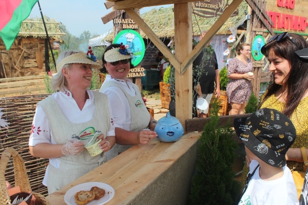 Дискотека, лазерное шоу, красочный фейерверк. Смотрите, как в Пинском районе прошел гастрономический и экологический фестиваль «Полесский вьюн» Дискотека, лазерное шоу, красочный фейерверк. Смотрите, как в Пинском районе прошел гастрономический и экологический фестиваль «Полесский вьюн»