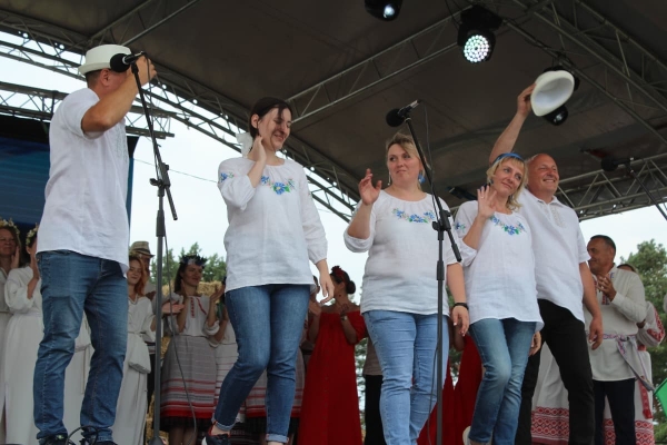 Дискотека, лазерное шоу, красочный фейерверк. Смотрите, как в Пинском районе прошел гастрономический и экологический фестиваль «Полесский вьюн» Дискотека, лазерное шоу, красочный фейерверк. Смотрите, как в Пинском районе прошел гастрономический и экологический фестиваль «Полесский вьюн»