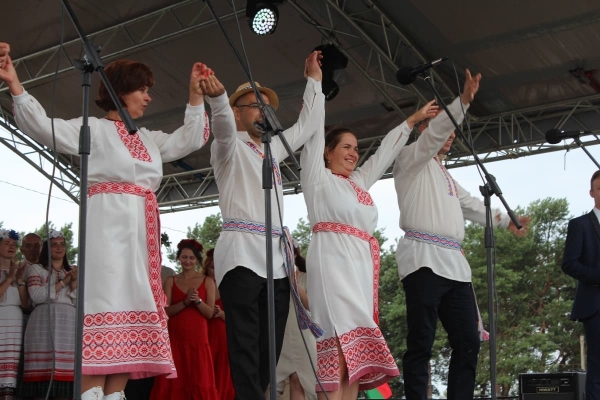 Дискотека, лазерное шоу, красочный фейерверк. Смотрите, как в Пинском районе прошел гастрономический и экологический фестиваль «Полесский вьюн» Дискотека, лазерное шоу, красочный фейерверк. Смотрите, как в Пинском районе прошел гастрономический и экологический фестиваль «Полесский вьюн»