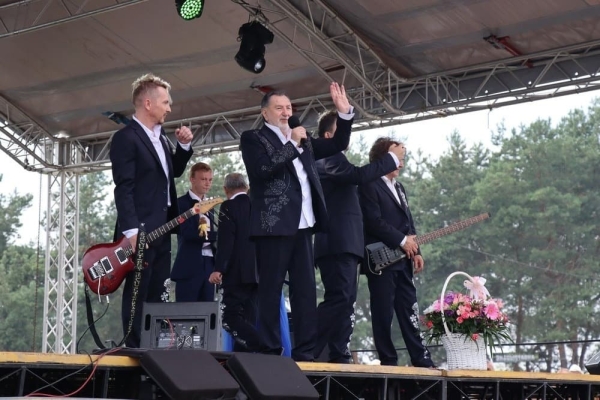 Дискотека, лазерное шоу, красочный фейерверк. Смотрите, как в Пинском районе прошел гастрономический и экологический фестиваль «Полесский вьюн» Дискотека, лазерное шоу, красочный фейерверк. Смотрите, как в Пинском районе прошел гастрономический и экологический фестиваль «Полесский вьюн»