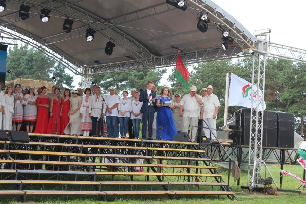 Дискотека, лазерное шоу, красочный фейерверк. Смотрите, как в Пинском районе прошел гастрономический и экологический фестиваль «Полесский вьюн» Дискотека, лазерное шоу, красочный фейерверк. Смотрите, как в Пинском районе прошел гастрономический и экологический фестиваль «Полесский вьюн»