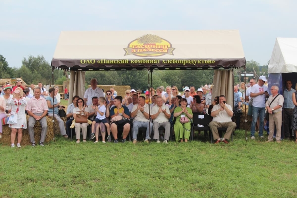 Дискотека, лазерное шоу, красочный фейерверк. Смотрите, как в Пинском районе прошел гастрономический и экологический фестиваль «Полесский вьюн» Дискотека, лазерное шоу, красочный фейерверк. Смотрите, как в Пинском районе прошел гастрономический и экологический фестиваль «Полесский вьюн»