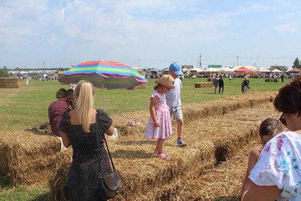Дискотека, лазерное шоу, красочный фейерверк. Смотрите, как в Пинском районе прошел гастрономический и экологический фестиваль «Полесский вьюн» Дискотека, лазерное шоу, красочный фейерверк. Смотрите, как в Пинском районе прошел гастрономический и экологический фестиваль «Полесский вьюн»