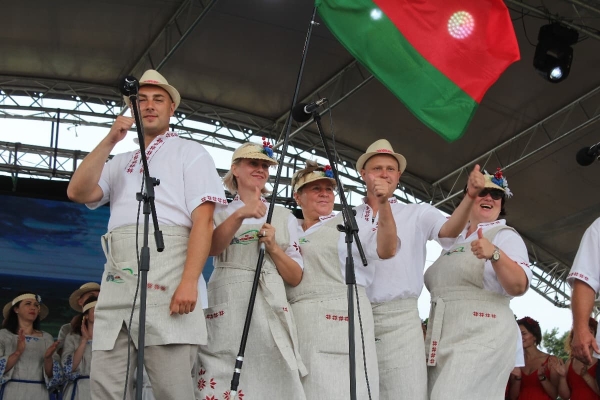 Дискотека, лазерное шоу, красочный фейерверк. Смотрите, как в Пинском районе прошел гастрономический и экологический фестиваль «Полесский вьюн» Дискотека, лазерное шоу, красочный фейерверк. Смотрите, как в Пинском районе прошел гастрономический и экологический фестиваль «Полесский вьюн»