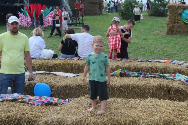 Дискотека, лазерное шоу, красочный фейерверк. Смотрите, как в Пинском районе прошел гастрономический и экологический фестиваль «Полесский вьюн» Дискотека, лазерное шоу, красочный фейерверк. Смотрите, как в Пинском районе прошел гастрономический и экологический фестиваль «Полесский вьюн»