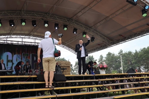 Дискотека, лазерное шоу, красочный фейерверк. Смотрите, как в Пинском районе прошел гастрономический и экологический фестиваль «Полесский вьюн» Дискотека, лазерное шоу, красочный фейерверк. Смотрите, как в Пинском районе прошел гастрономический и экологический фестиваль «Полесский вьюн»