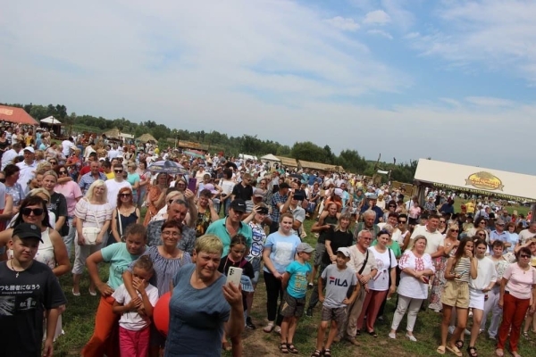 Дискотека, лазерное шоу, красочный фейерверк. Смотрите, как в Пинском районе прошел гастрономический и экологический фестиваль «Полесский вьюн» Дискотека, лазерное шоу, красочный фейерверк. Смотрите, как в Пинском районе прошел гастрономический и экологический фестиваль «Полесский вьюн»