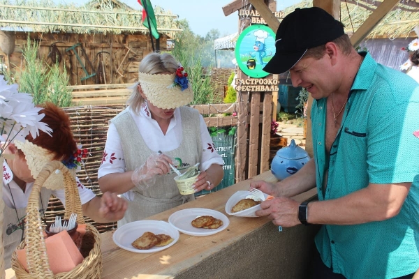 Дискотека, лазерное шоу, красочный фейерверк. Смотрите, как в Пинском районе прошел гастрономический и экологический фестиваль «Полесский вьюн» Дискотека, лазерное шоу, красочный фейерверк. Смотрите, как в Пинском районе прошел гастрономический и экологический фестиваль «Полесский вьюн»