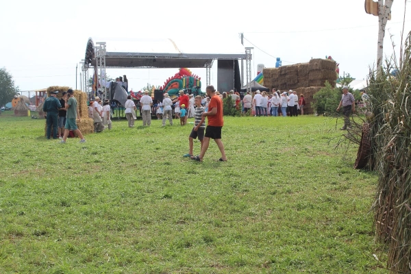 Дискотека, лазерное шоу, красочный фейерверк. Смотрите, как в Пинском районе прошел гастрономический и экологический фестиваль «Полесский вьюн» Дискотека, лазерное шоу, красочный фейерверк. Смотрите, как в Пинском районе прошел гастрономический и экологический фестиваль «Полесский вьюн»