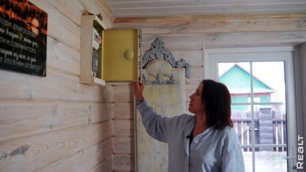 Две веранды и пять печей. Семья отремонтировала родительский дом в Брестской области и превратила его в уютную усадьбу