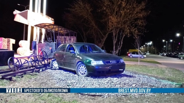 Появились подробности ДТП в Барановичах, в котором автомобиль врезался в макет паровоза. Как это произошло?