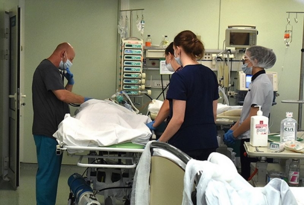 «Славу тушили прохожие». Родительские чаты снова спасают ребенка (не надо этого делать)