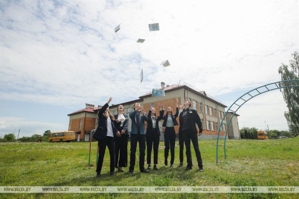 «Мы как одна семья». Выпускники сельской школы в Каменецком районе о школьных годах «Мы как одна семья». Выпускники сельской школы в Каменецком районе о школьных годах