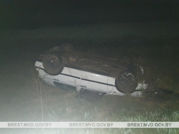 В Пинском районе перевернулся автомобиль В Пинском районе перевернулся автомобиль