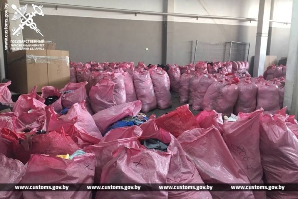 Брестские таможенники задержали на границе 40 тонн одежды из Германии и Польши Брестские таможенники задержали на границе 40 тонн одежды из Германии и Польши