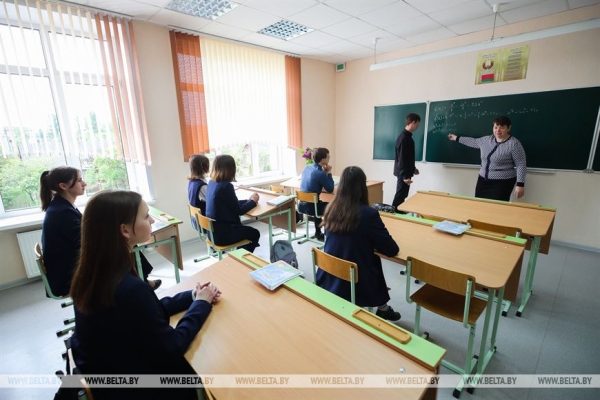 «Мы как одна семья». Выпускники сельской школы в Каменецком районе о школьных годах «Мы как одна семья». Выпускники сельской школы в Каменецком районе о школьных годах