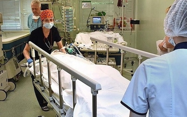 «Славу тушили прохожие». Родительские чаты снова спасают ребенка (не надо этого делать)