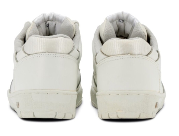 Стоят как пятьдесят iPhone. 30-летние кроссовки Apple выставили на аукцион