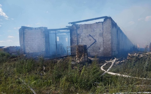 Здание склада ИП горело в Барановичском районе. Огонь уничтожил еще и машину Здание склада ИП горело в Барановичском районе. Огонь уничтожил еще и машину