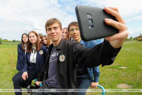 «Мы как одна семья». Выпускники сельской школы в Каменецком районе о школьных годах «Мы как одна семья». Выпускники сельской школы в Каменецком районе о школьных годах