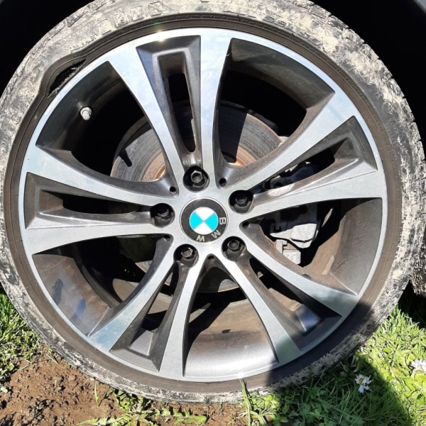 «Яма расползлась на две полосы». Мужчина о разорванном колесе «Яма расползлась на две полосы». Мужчина о разорванном колесе