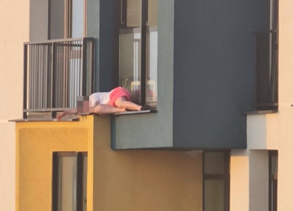 Жесть! Девушка спала на внешнем подоконнике на 24 этаже в Минск Мире