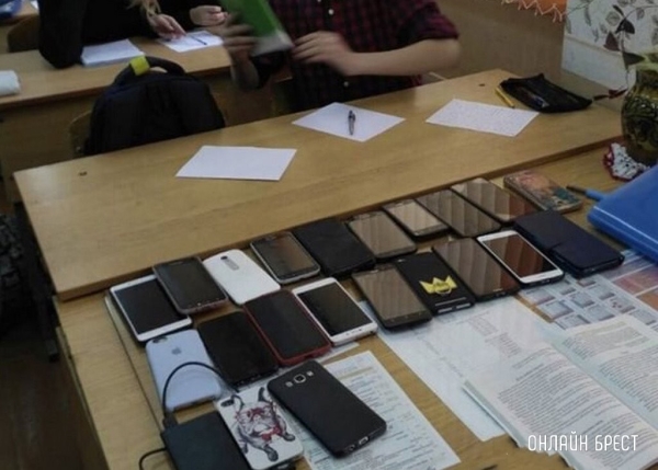 В Минобразования объяснили, стоит ли запрещать мобильные телефоны в школах