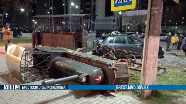 Появились подробности ДТП в Барановичах, в котором автомобиль врезался в макет паровоза. Как это произошло?