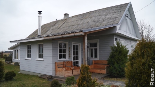 Две веранды и пять печей. Семья отремонтировала родительский дом в Брестской области и превратила его в уютную усадьбу