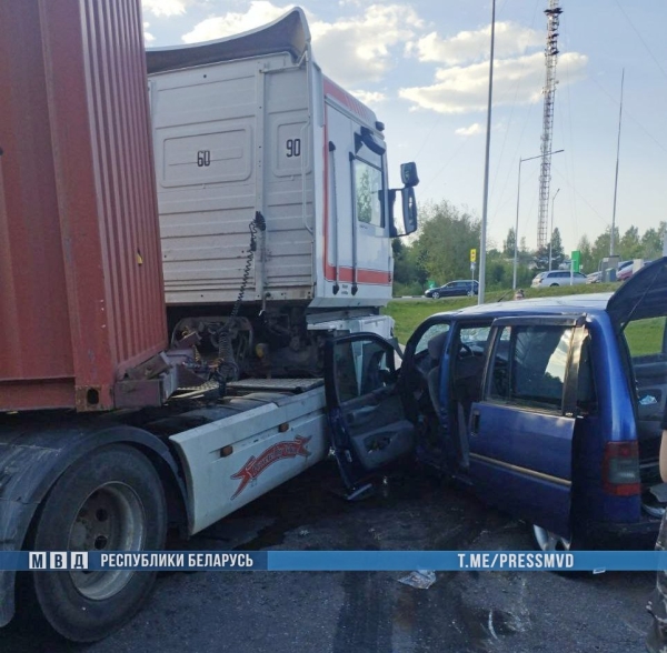 Серьёзное ДТП произошло в Беларуси: пострадали шесть человек Серьёзное ДТП произошло в Беларуси: пострадали шесть человек