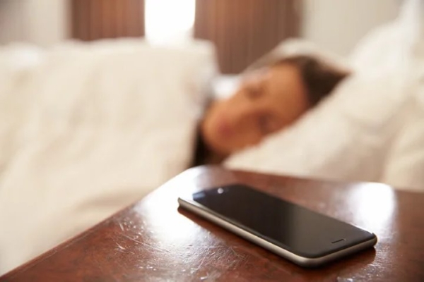 Почему смартфон лучше класть на стол экраном вниз? Почему смартфон лучше класть на стол экраном вниз?