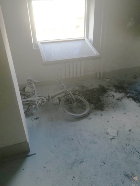 Подожгли? В Лиде прямо в подъезде жилого дома горел велосипед Подожгли? В Лиде прямо в подъезде жилого дома горел велосипед