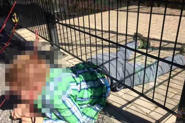 В Беларуси ребенок застрял в металлическом боксе для велосипедов В Беларуси ребенок застрял в металлическом боксе для велосипедов