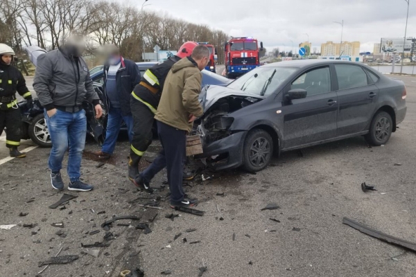 Герой дня: спасатель в нерабочее время помог мужчине выбраться из поврежденной машины Герой дня: спасатель в нерабочее время помог мужчине выбраться из поврежденной машины