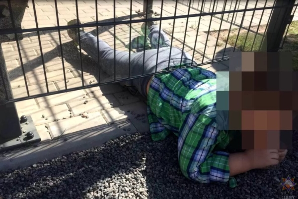 В Беларуси ребенок застрял в металлическом боксе для велосипедов В Беларуси ребенок застрял в металлическом боксе для велосипедов