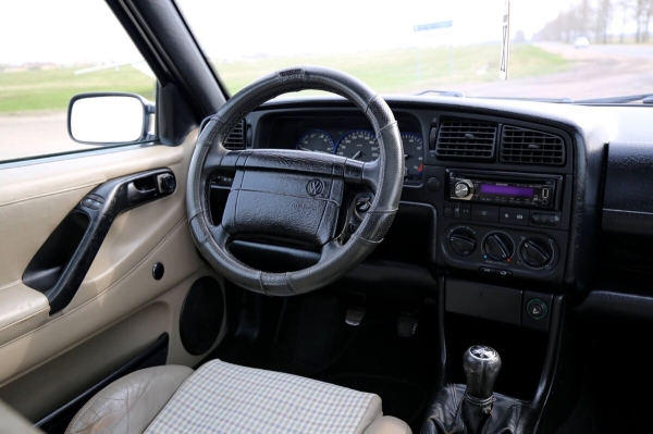 «Покраска обошлась в $3 200». В Беларуси нашли редкий VW Passat VR6 (B4) «Покраска обошлась в $3 200». В Беларуси нашли редкий VW Passat VR6 (B4)