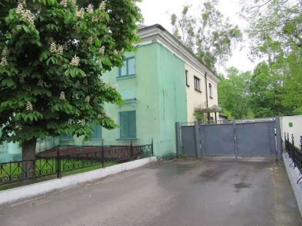 За долги на продажу выставили офис «Динамо-Брест». Этому историческому зданию 100 лет За долги на продажу выставили офис «Динамо-Брест». Этому историческому зданию 100 лет