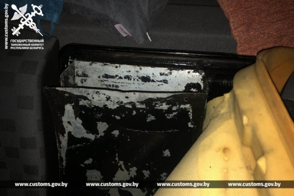 Гражданин России спрятал 4,2 кг гашиша в оборудованном за обшивкой сиденья автомобиля тайнике. Случай на границе в Бресте Гражданин России спрятал 4,2 кг гашиша в оборудованном за обшивкой сиденья автомобиля тайнике. Случай на границе в Бресте