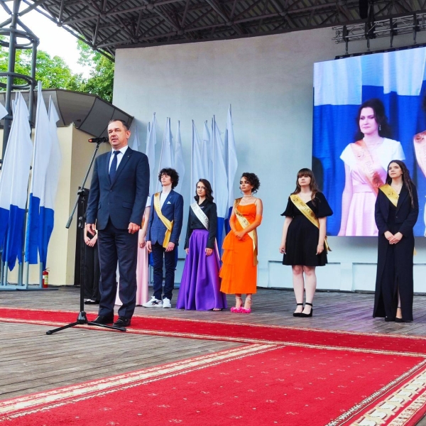 Праздник для выпускников «Алые паруса» прошел в Бресте Праздник для выпускников «Алые паруса» прошел в Бресте