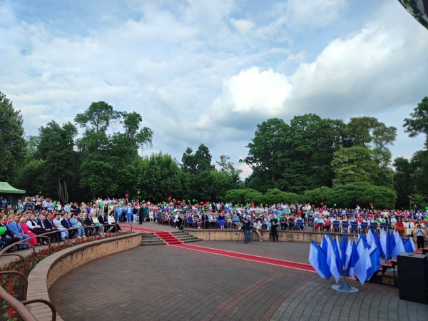 Праздник для выпускников «Алые паруса» прошел в Бресте Праздник для выпускников «Алые паруса» прошел в Бресте