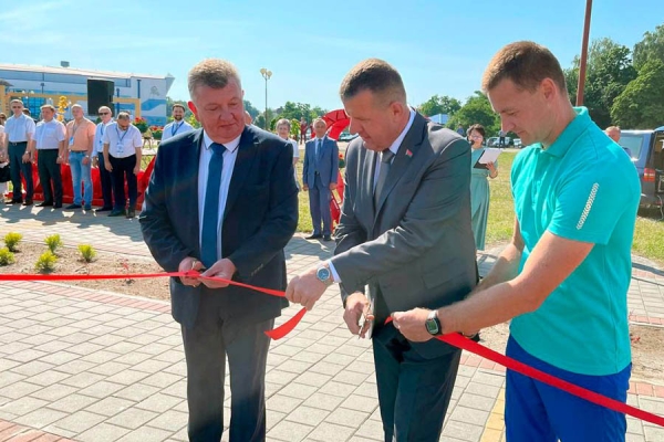 В Кобрине на набережной открыли воркаут-площадку В Кобрине на набережной открыли воркаут-площадку