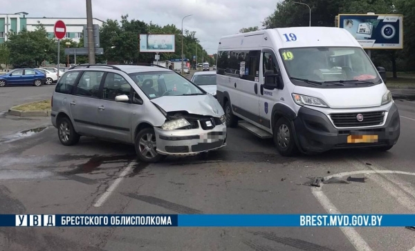 Водитель Seat врезалась в маршрутку с пассажирами в Бресте Водитель Seat врезалась в маршрутку с пассажирами в Бресте