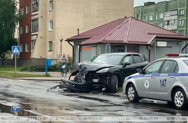 Житель Березовского района на арендованном Porsche Cayenne снес столб и знак Житель Березовского района на арендованном Porsche Cayenne снес столб и знак
