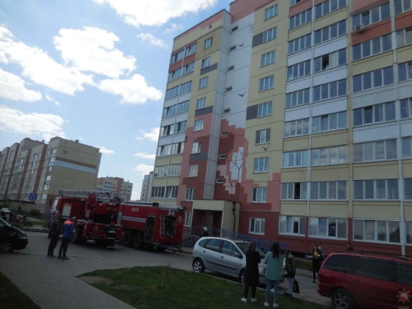 Акриловая ванна загорелась между этажами многоэтажки в Бобруйске Акриловая ванна загорелась между этажами многоэтажки в Бобруйске