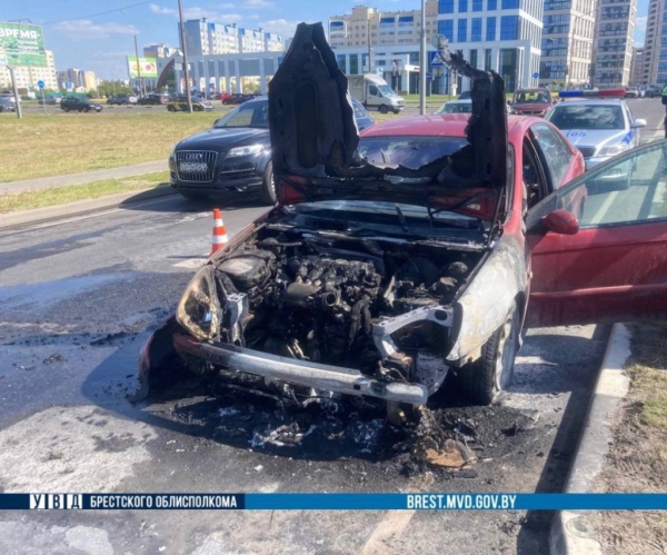 В Бресте горел Citroen. Подробности происшествия В Бресте горел Citroen. Подробности происшествия