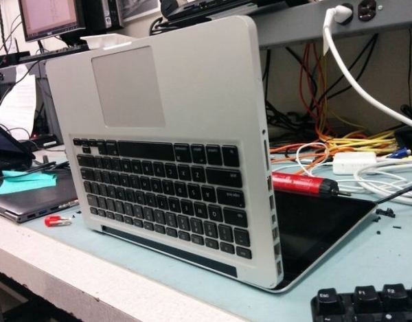 Парни два года ждали, когда им починят компьютеры, а потом обратились в милицию Парни два года ждали, когда им починят компьютеры, а потом обратились в милицию