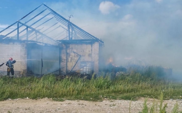 Здание склада ИП горело в Барановичском районе. Огонь уничтожил еще и машину Здание склада ИП горело в Барановичском районе. Огонь уничтожил еще и машину