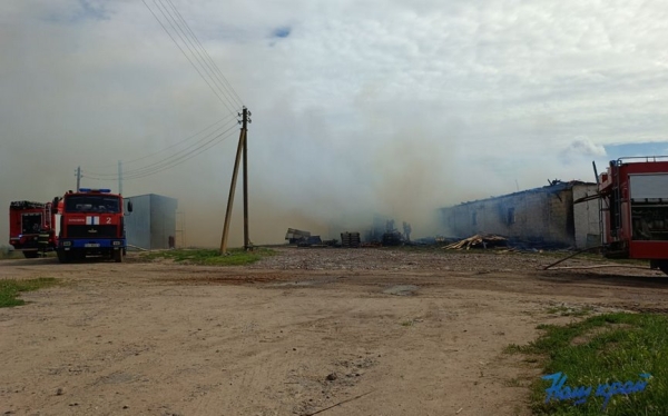 Здание склада ИП горело в Барановичском районе. Огонь уничтожил еще и машину Здание склада ИП горело в Барановичском районе. Огонь уничтожил еще и машину