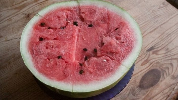 Можно ли есть арбуз вместе с косточками? Можно ли есть арбуз вместе с косточками?